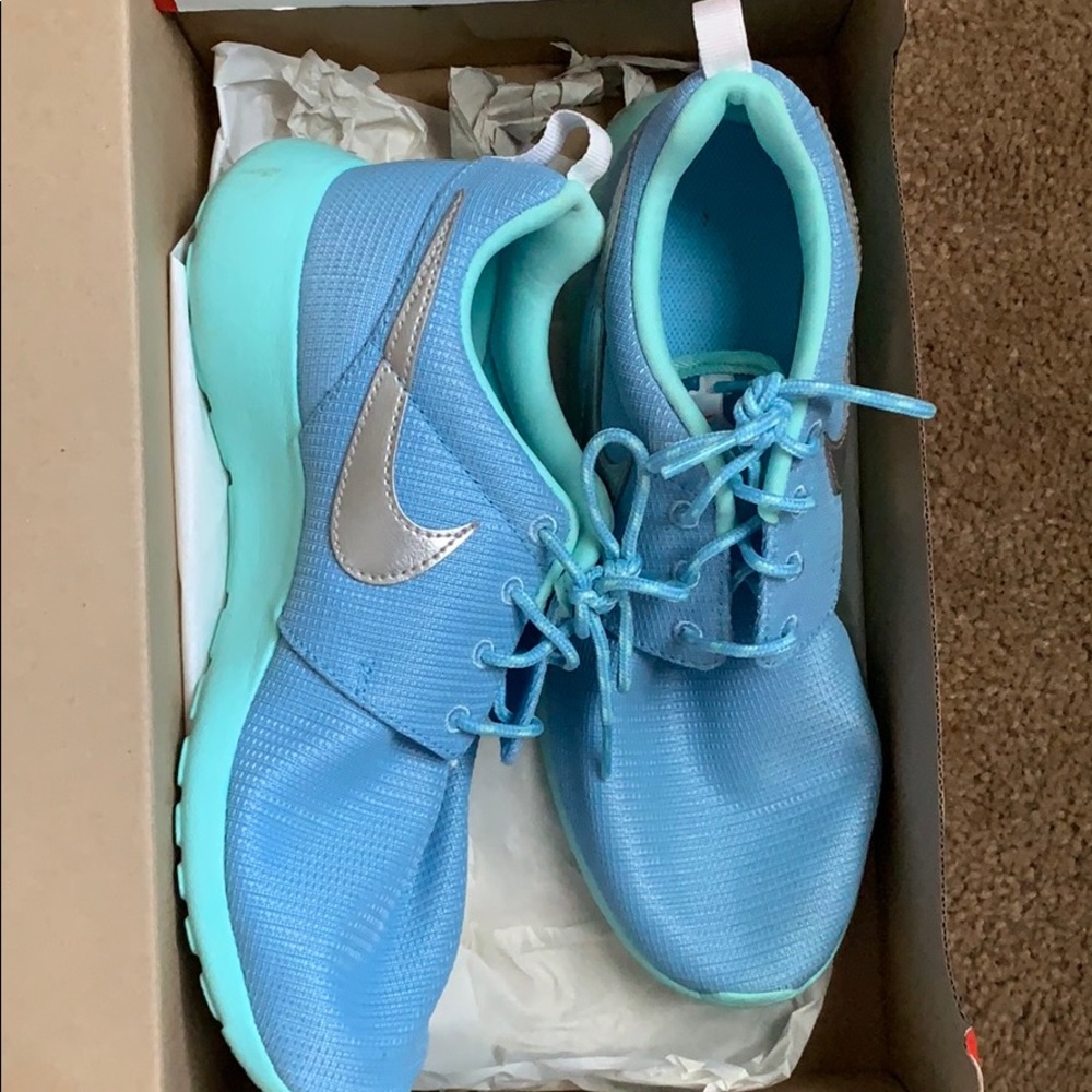 Women’s Roshe Nike shoes (used/semi/ & new)